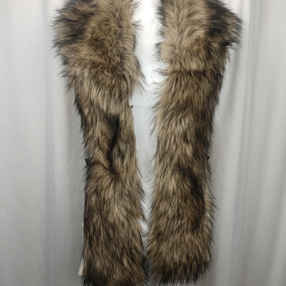 Guess sweater vest trimmed with faux fur